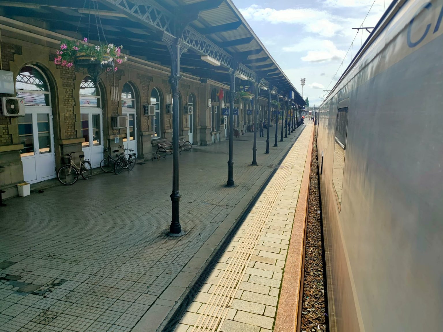 Întârzieri constante pentru trenul internațional Muntenia între Budapesta și București Trenul internațional Muntenia, care leagă zilnic capitalele Ungariei și României, a devenit un exemplu de persistente întârzieri în trafic, afectând atât planurile pasagerilor, cât și reputația serviciului feroviar între cele două țări