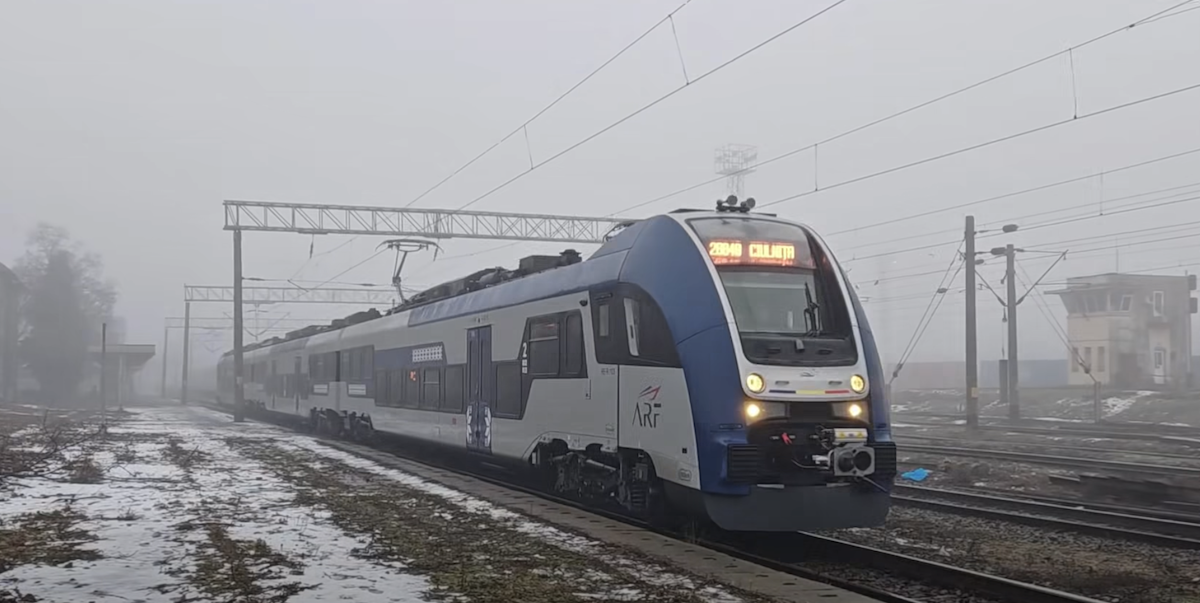 Primele trenuri electrice PESA, fabricate în Polonia pentru căile ferate din România, au aterizat deja pe șinele autohtone, marcând un nou capitol în modernizarea transportului feroviar național