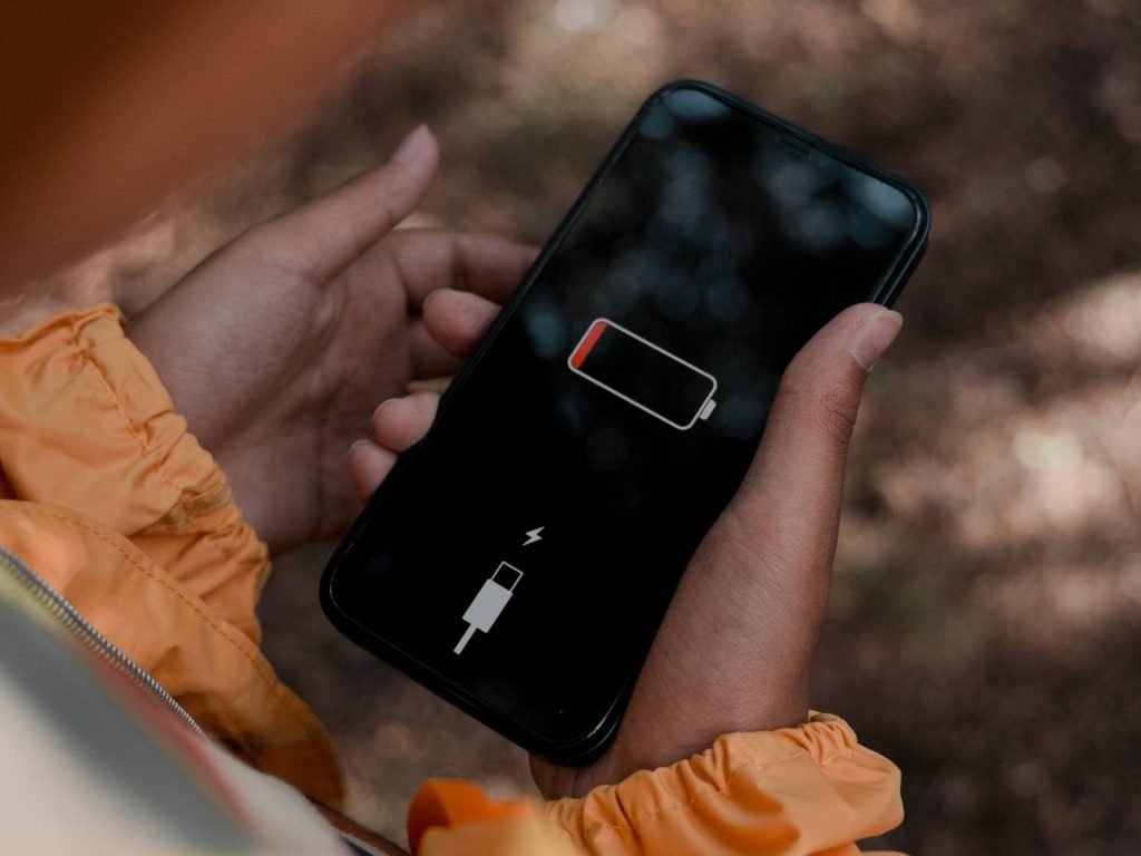 În era digitală, autonomia bateriei rămâne unul dintre cele mai discutate subiecte pentru orice utilizator de smartphone, laptop sau tabletă