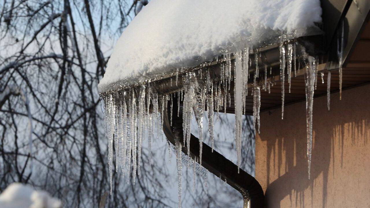 Trecerea bruscă de la ger extrem la temperaturi pozitive și negative noaptea a creat haos pe trotuarele din București, unde poleiul a devenit o amenințare atât pentru pietoni, cât și pentru traficul rutier