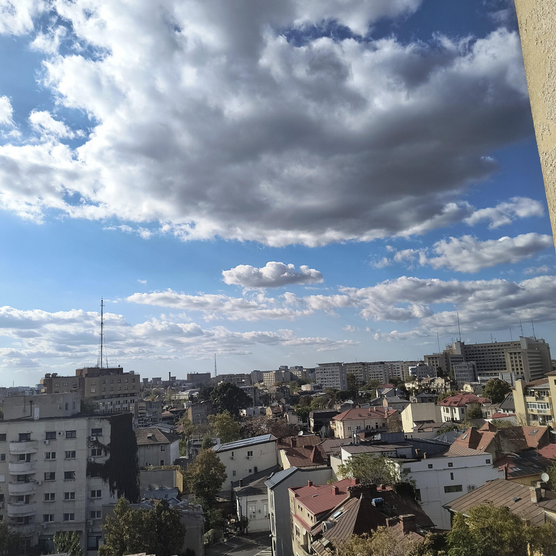 Bucureștiul se pregătește pentru o revenire a temperaturilor ridicate, după o perioadă de temperaturi anormal de scăzute Vremea continuă să varieze drastic în București, iar meteorologii anunță o creștere semnificativă a temperaturilor în următoarele zile, chiar dacă nu fără anumite fluctuații