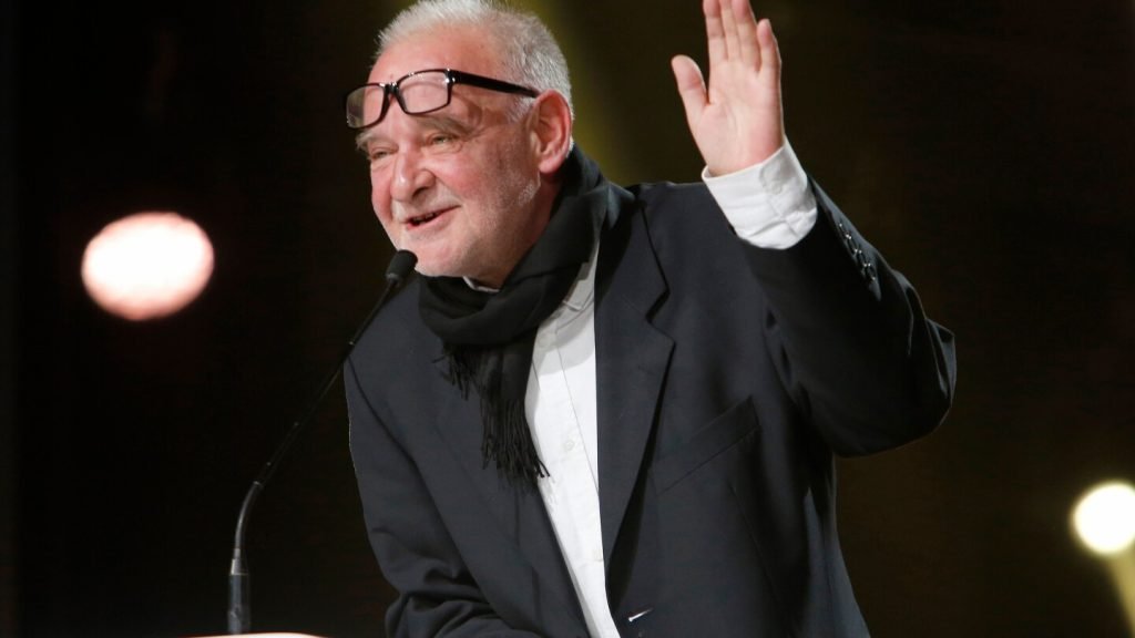 Moartea unui maestru: Béla Tarr, figura emblematică a cinematografiei maghiare, a decedat la 70 de ani Celebrul regizor maghiar Béla Tarr, cunoscut pentru filmele sale distinse și adesea întunecate, a murit la vârsta de 70 de ani, conform anunțului făcut de Asociația Filmului din Ungaria