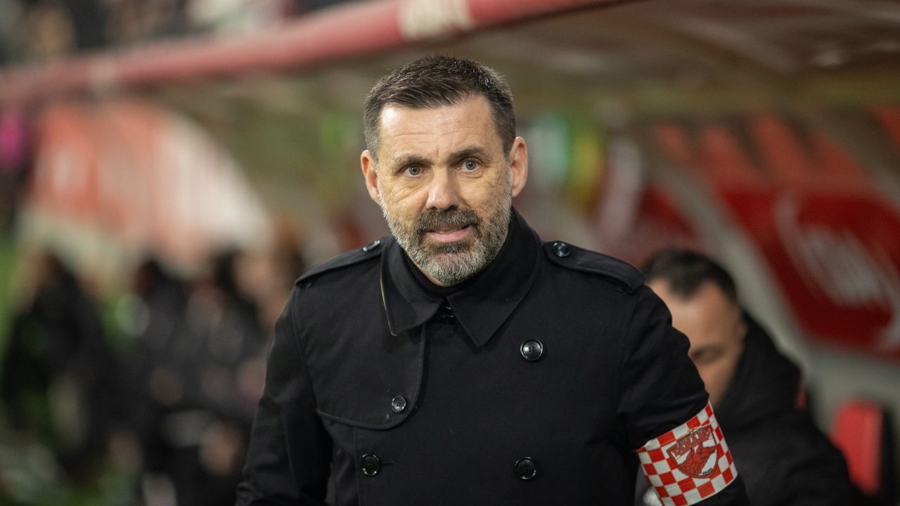 Hermannstadt și Dinamo: Duel decisiv în Superliga României Aseară, disputarea partidei dintre Hermannstadt și Dinamo București a stârnit un interes crescut în rândul iubitorilor de fotbal, meciul fiind programat să înceapă la ora 20:00