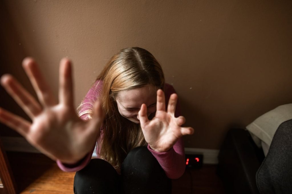 Trei bărbați reținuți pentru viol și agresiune asupra unei tinere din Maramureș Trei bărbați cu vârste între 23 și 37 de ani au fost arestați preventiv pentru 30 de zile, fiind acuzați de viol și agresiune asupra unei tinere de 20 de ani din Maramureș