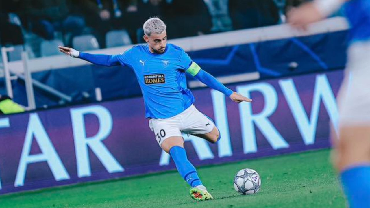 Vlad Dragomir strălucește în Champions League cu un gol sensational Vlad Dragomir, tânărul fotbalist român în vârstă de 26 de ani, a reușit un moment de magie pe terenul de fotbal, contribuind hotărâtor la victoria echipei sale, Pafos, în meciul din faza grupelor Champions League, scor 4-1 împotriva Slaviei Praga