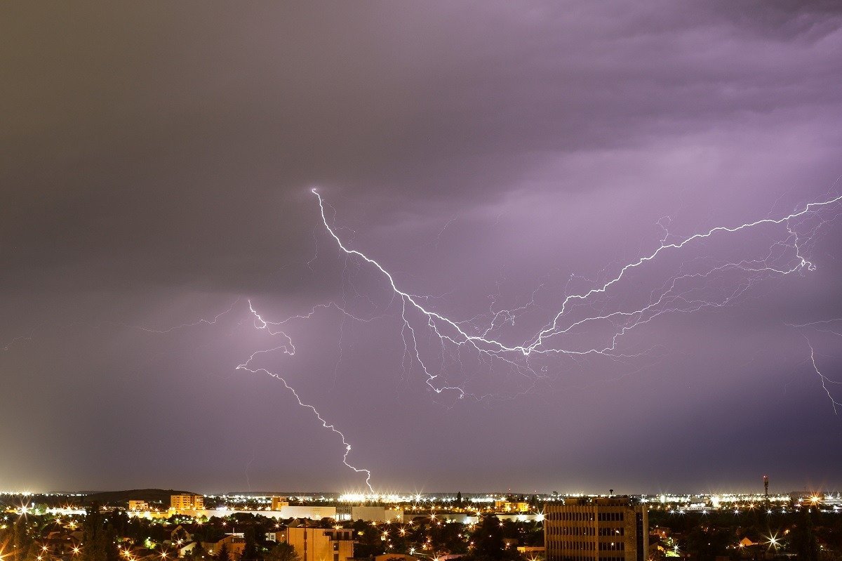 Cel puțin 30 de persoane rănite în urma lovirii de fulger la mitingul susținătorilor fostului președinte Jair Bolsonaro în Brasilia Un incident tragic s-a produs duminică în capitala Braziliei, unde un fulger a lovit mulțimea adunată în Piața Independentei, rănind cel puțin 30 de persoane