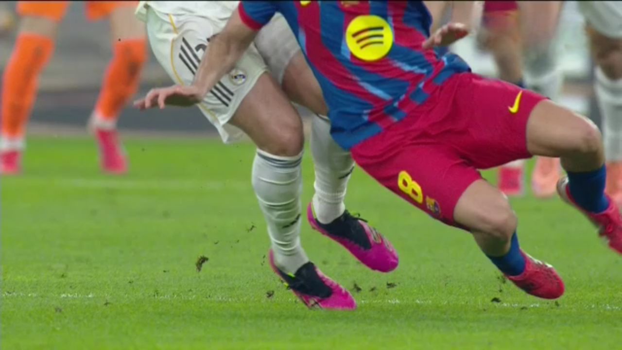 Barcelona ridică trofeul Supercupei Spaniei în fața rivalilor de la Real Madrid FC Barcelona a triufat în finala Supercupei Spaniei, disputată duminică seara, după o confruntare electrizantă cu eternalii rivali de la Real Madrid, scor 3-2