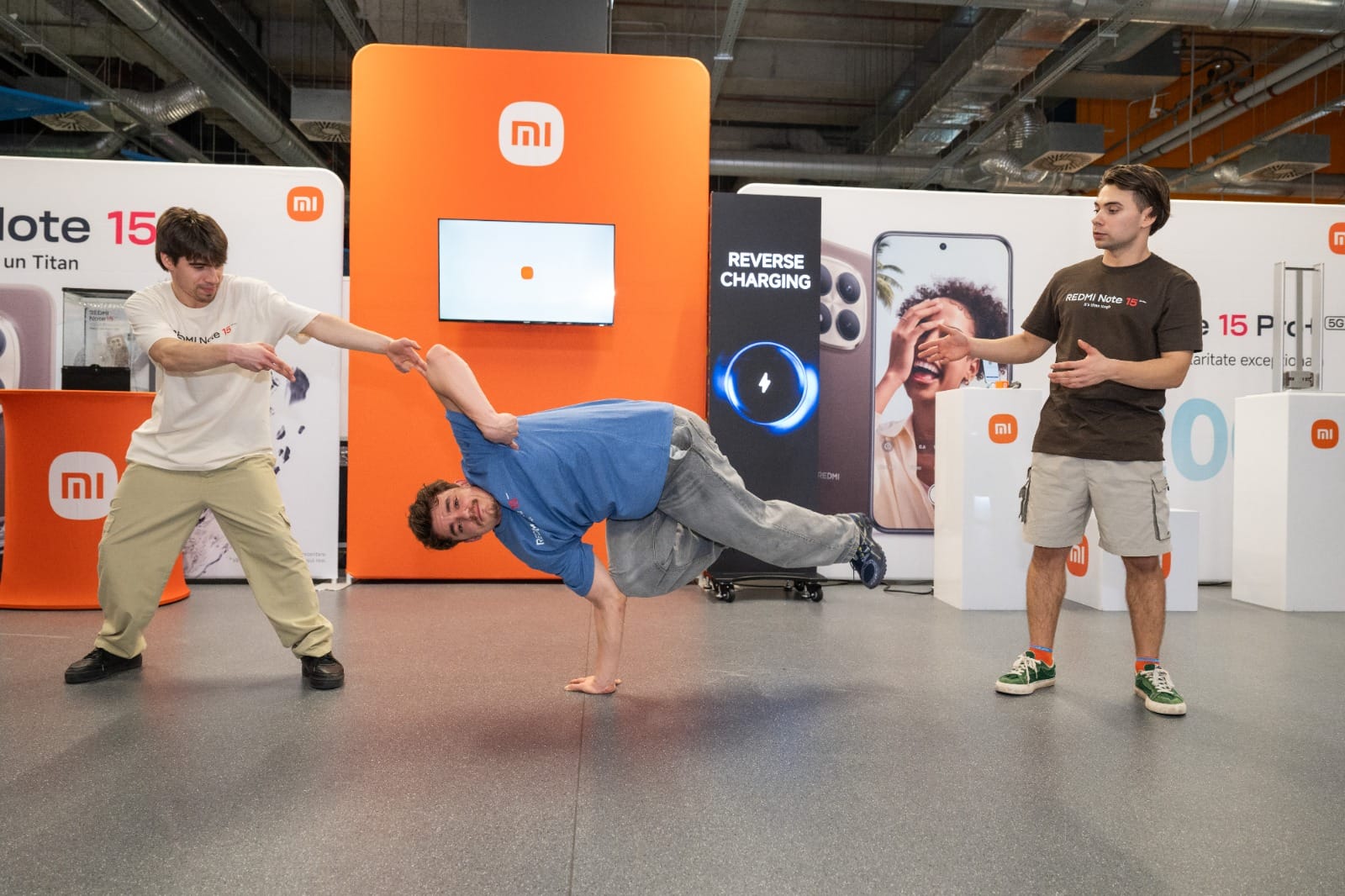 Xiaomi continuă să își consolideze poziția în segmentul telefoanelor mid-range, unde evoluția specificațiilor și a designului a făcut ca diferențele între modelele „de mijloc” și cele flagship să fie din ce în ce mai subtile