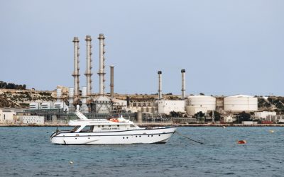 yacht-on-water-near-industrial-refinery-coastal-facility.jpg - StiriAlese