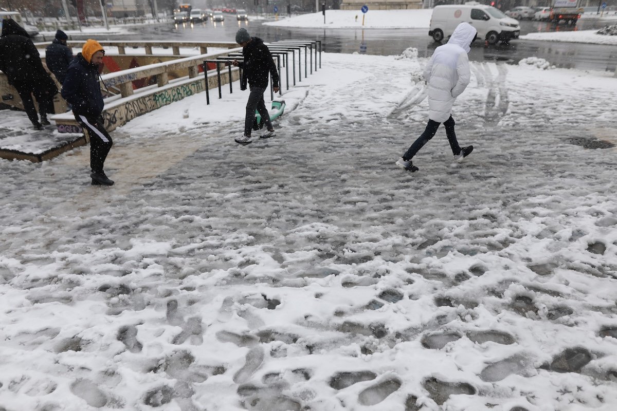 Bucureștiul se pregătește pentru o nouă rundă de ninsori, semnalată de meteorologi pentru sfârșitul acestei săptămâni, iar orașul se află în alertă pentru condiții meteo deosebit de reci și precipitații consistente