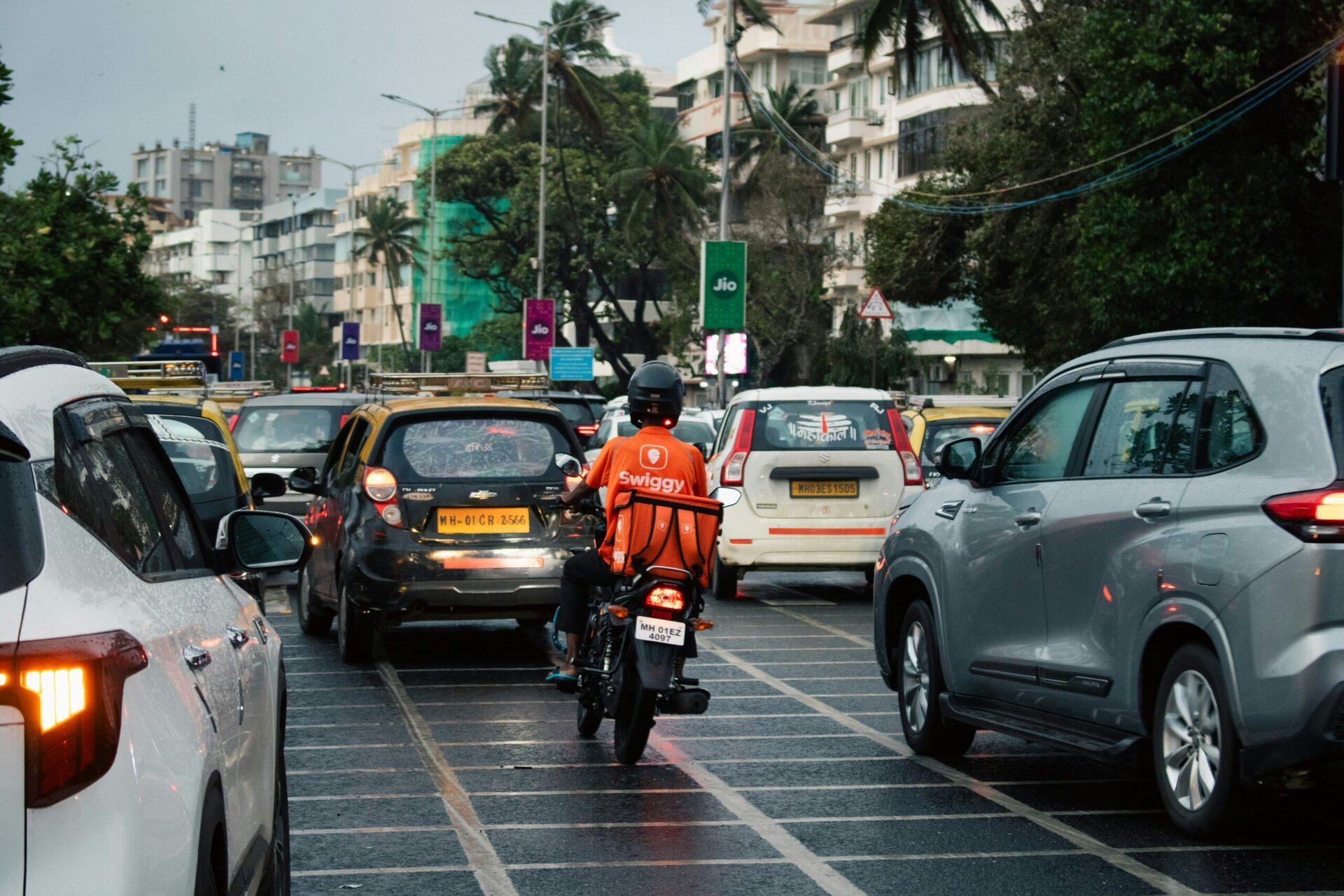 Zeci de mii de curieri din India sunt în plină revoltă de Revelion, deciza lor de a intra în grevă marcând o perturbare semnificativă într-un sector vital pentru economia digitală a țării