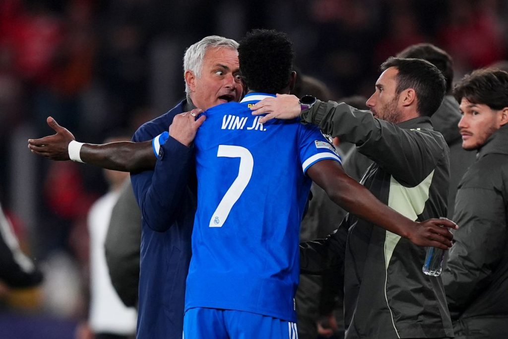 Scandal la Benfica – Real Madrid: Vinicius, din nou victima abuzurilor rasiste Un nou scandal a zguduit fotbalul european, după ce Vinicius Junior, starul brazilian al echipei Real Madrid, a fost ținta unor comentarii rasiste în timpul meciului cu Benfica, desfășurat în cadrul Ligii Campionilor