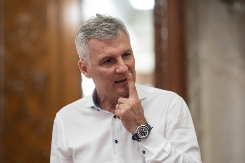 Liderul senatorilor PSD, Daniel Zamfir, afirmă că tăvălugul tăierilor bugetare anunțat inițial pentru diverse domenii esențiale ale statului român a fost oprit, lăsând să planeze o oarecare speranță pentru salariații din sistemul public