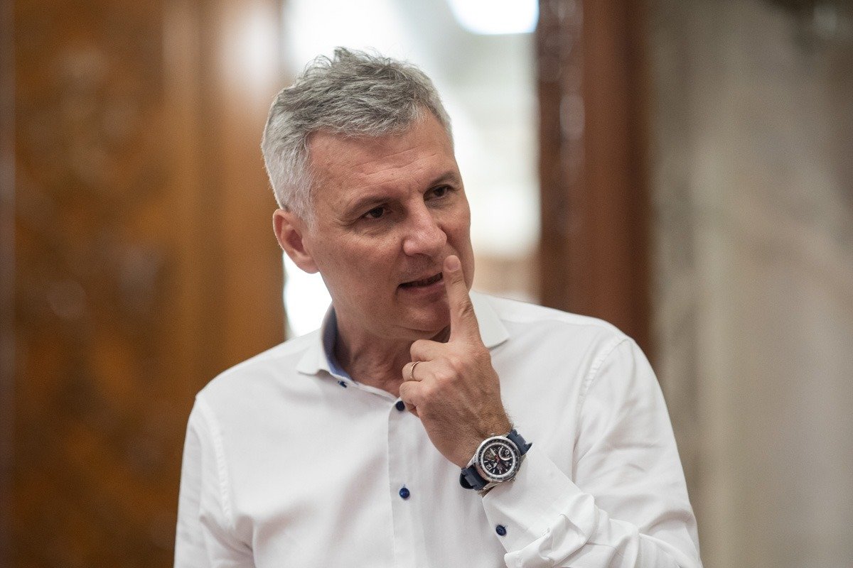 Liderul senatorilor PSD, Daniel Zamfir, afirmă că tăvălugul tăierilor bugetare anunțat inițial pentru diverse domenii esențiale ale statului român a fost oprit, lăsând să planeze o oarecare speranță pentru salariații din sistemul public