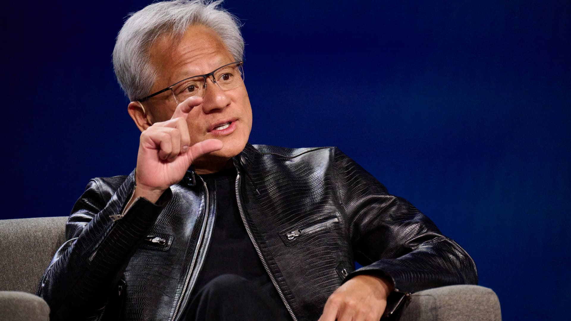 Nvidia și OpenAI: Investiția de 100 miliarde de dolari în suspensie Jensen Huang, CEO-ul Nvidia Corp., a declarat recent că totul este pe drumul cel bun în relația companiei sale cu OpenAI, în ciuda zvonurilor că o investiție de 100 miliarde de dolari ar fi „pe gheață”