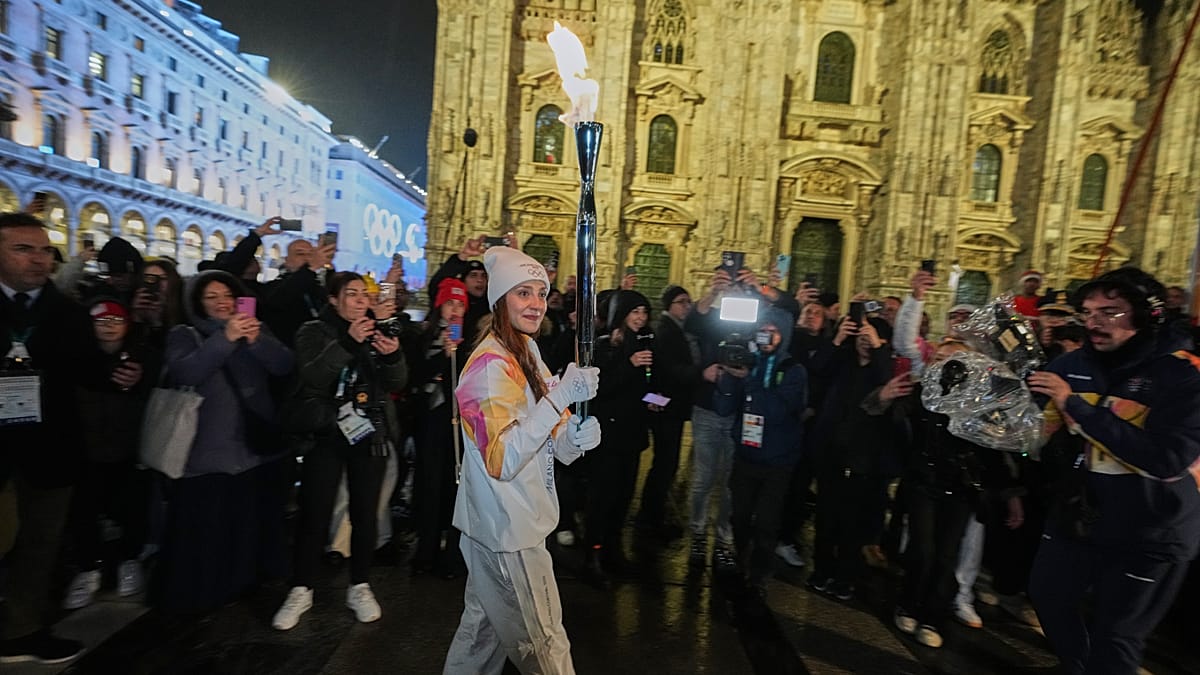 Milanul aprinde flacăra olimpică: Nicoletta Manni, prima ballerina de la La Scala, iluminează călătoria olimpică Primul spectacol al Jocurilor Olimpice de Iarnă de la Milano-Cortina se apropie vertiginos, iar flacăra olimpică strălucește deja în inima orașului