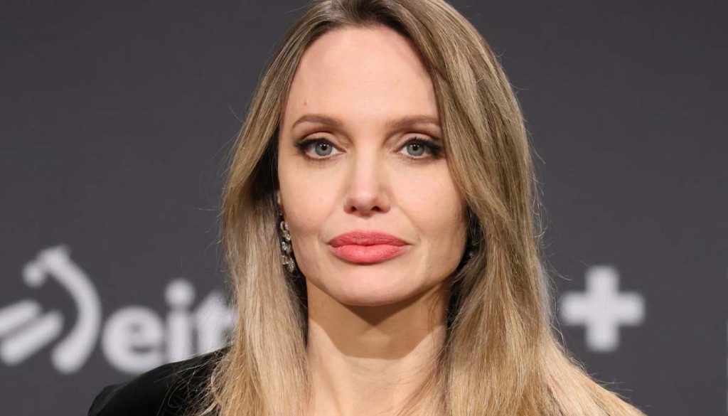 Angelina Jolie, în centrul controversei din cauza conflictului cu Brad Pitt, stârnește îngrijorări legate de stare sa de sănătate Angelina Jolie face obiectul unor preocupări din partea apropiaților, în urma unui conflict juridic prelungit cu fostul soț Brad Pitt