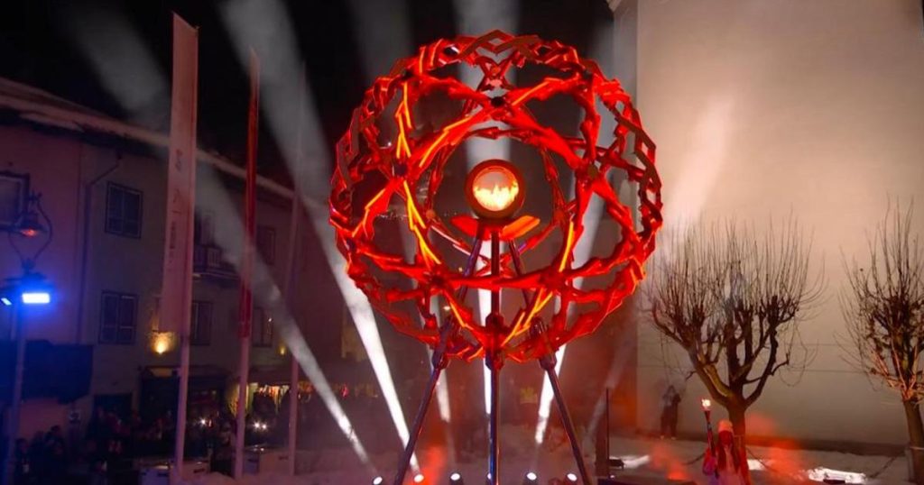 Focul Olimpic aprins simultan în Milano și Cortina: o premieră în istoria Jocurilor de Iarnă Pentru prima dată în istoria Jocurilor Olimpice de Iarnă, flacăra olimpică a călătorit de mâna în mână, atingând două bracieri: unul în Milano și altul în Cortina d’Ampezzo