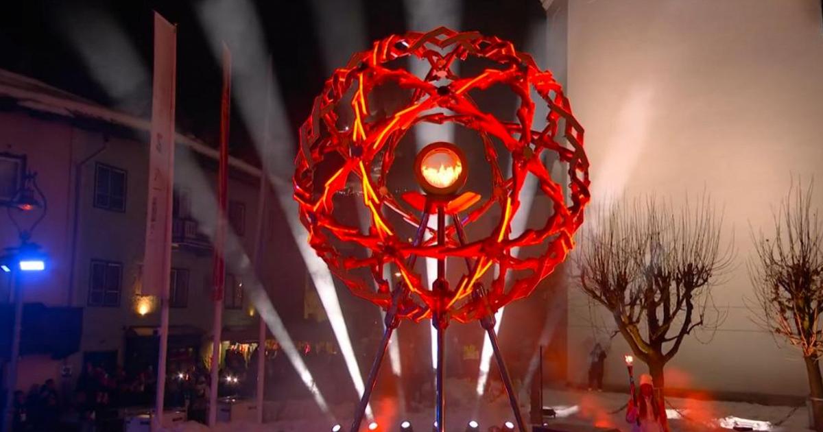 Focul Olimpic aprins simultan în Milano și Cortina: o premieră în istoria Jocurilor de Iarnă Pentru prima dată în istoria Jocurilor Olimpice de Iarnă, flacăra olimpică a călătorit de mâna în mână, atingând două bracieri: unul în Milano și altul în Cortina d’Ampezzo