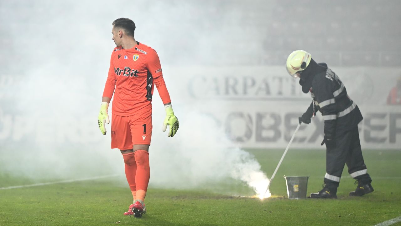 Sancțiuni severe la meciul Rapid – Petrolul: Jandarmeria a intervenit ferm pentru a menține ordinea Partida dintre Rapid București și Petrolul Ploiești, desfășurată pe Stadionul Rapid, a fost marcată de tensiuni între suporteri și forțele de ordine