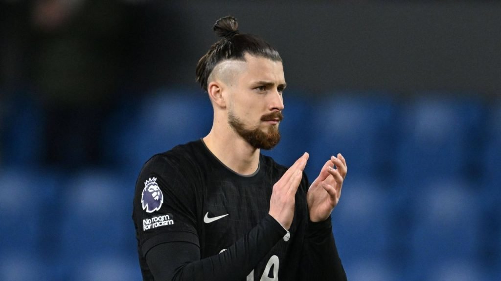 Radu Drăgușin, pregătit să revină în Premier League după o lungă absență După o perioadă plină de provocări și recuperări, fundașul român Radu Drăgușin este pe cale să își recapete locul în echipa de start a clubului londonez