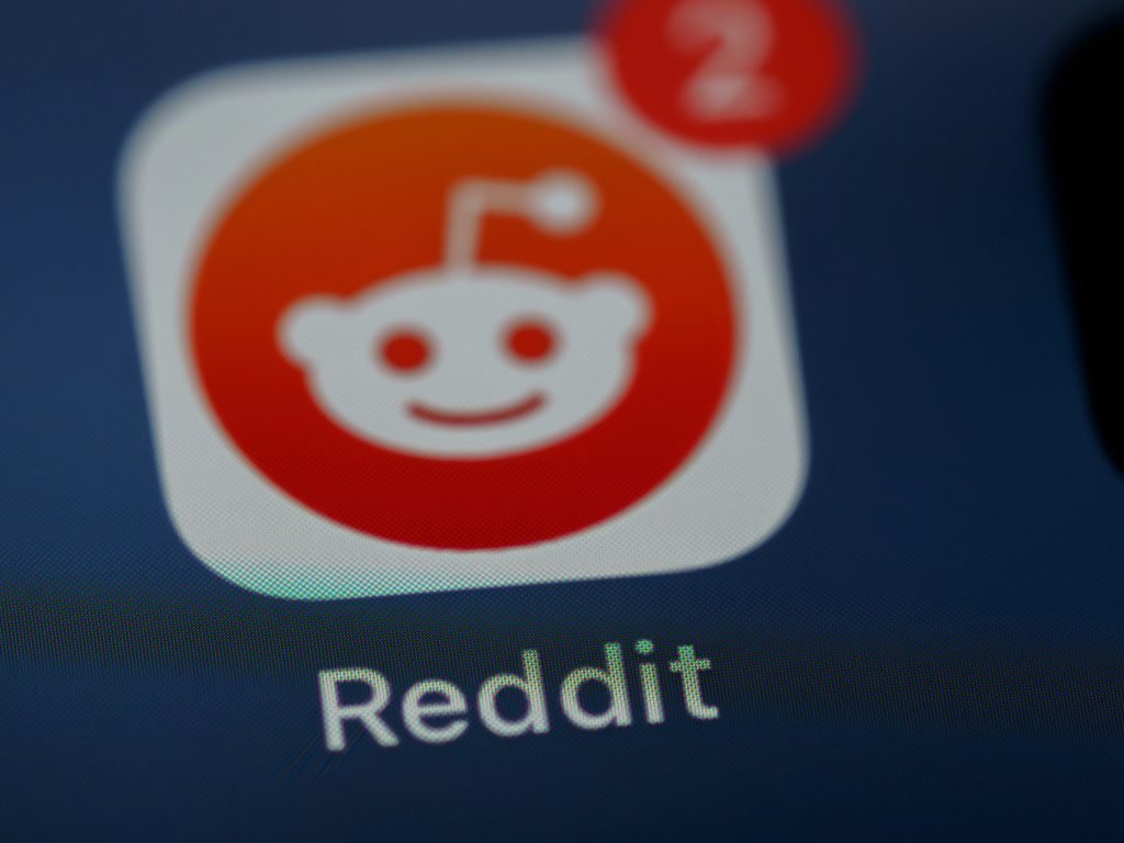 Reddit, una dintre cele mai populare platforme de socializare globale, a fost amendată cu peste 14 milioane de lire sterline de către Biroul Comisarului pentru Informații din Marea Britanie, odată cu constatările autorităților conform cărora compania nu a gestionat în mod legal și corespunzător informațiile personale ale copiilor utilizatori