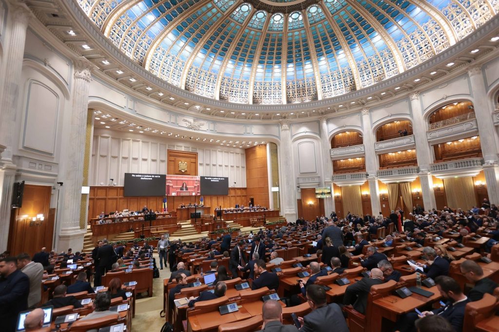 USR acuză PSD de tergiversare a reformelor economice, în timp ce coaliția încearcă să își păstreze periodicitatea măsurilor Liderul senatorilor USR, Ştefan Pălărie, afirmă cu tărie că pachetul de solidaritate propus de Partidul Social Democrat, în cadrul recentului pachet de măsuri stabilite pentru susținerea economiei naționale, reprezintă, în opinia sa, o formă de „tergiversare” a reformelor esențiale pentru modernizarea și stabilizarea sistemului economic