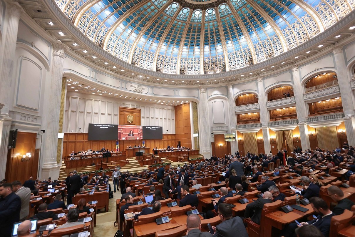 USR acuză PSD de tergiversare a reformelor economice, în timp ce coaliția încearcă să își păstreze periodicitatea măsurilor Liderul senatorilor USR, Ştefan Pălărie, afirmă cu tărie că pachetul de solidaritate propus de Partidul Social Democrat, în cadrul recentului pachet de măsuri stabilite pentru susținerea economiei naționale, reprezintă, în opinia sa, o formă de „tergiversare” a reformelor esențiale pentru modernizarea și stabilizarea sistemului economic