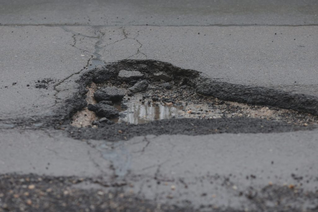 Grevă a asfaltului sau continuare a problemelor vechi ale capitalei? Bucureștiul pare să fie din nou prins învăluit în haos rutier după valul de ninsori abătut peste oraș în luna februarie
