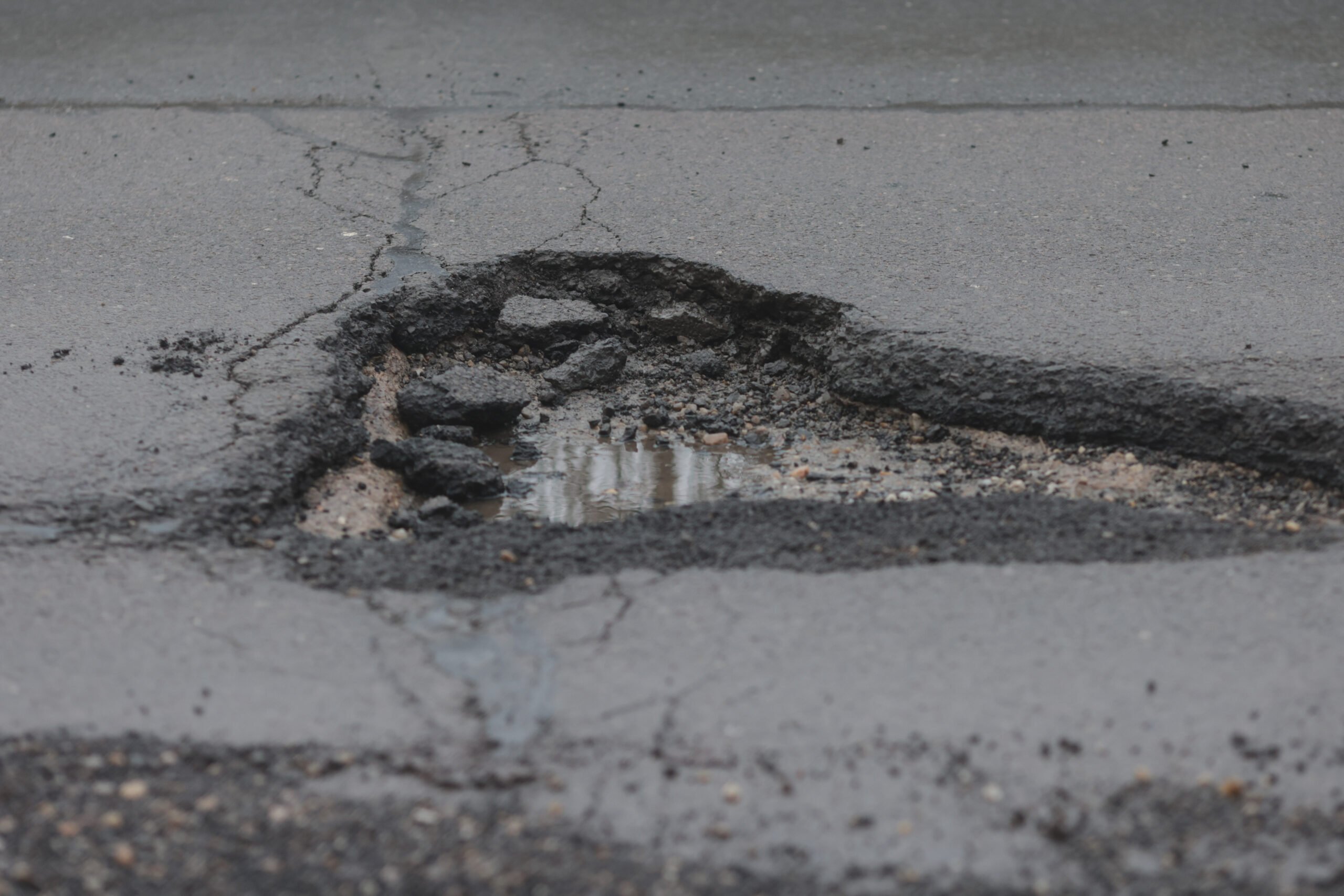 Grevă a asfaltului sau continuare a problemelor vechi ale capitalei? Bucureștiul pare să fie din nou prins învăluit în haos rutier după valul de ninsori abătut peste oraș în luna februarie