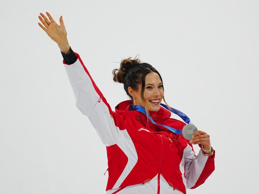 Gu Ailing Strălucește Din Nou la Jocurile Olimpice de Iarnă de la Milano-Cortina Pe 16 februarie 2026, freeskierul chinez Gu Ailing a câștigat medalia de argint în proba de big air feminin în cadrul Jocurilor Olimpice de Iarnă de la Milano-Cortina