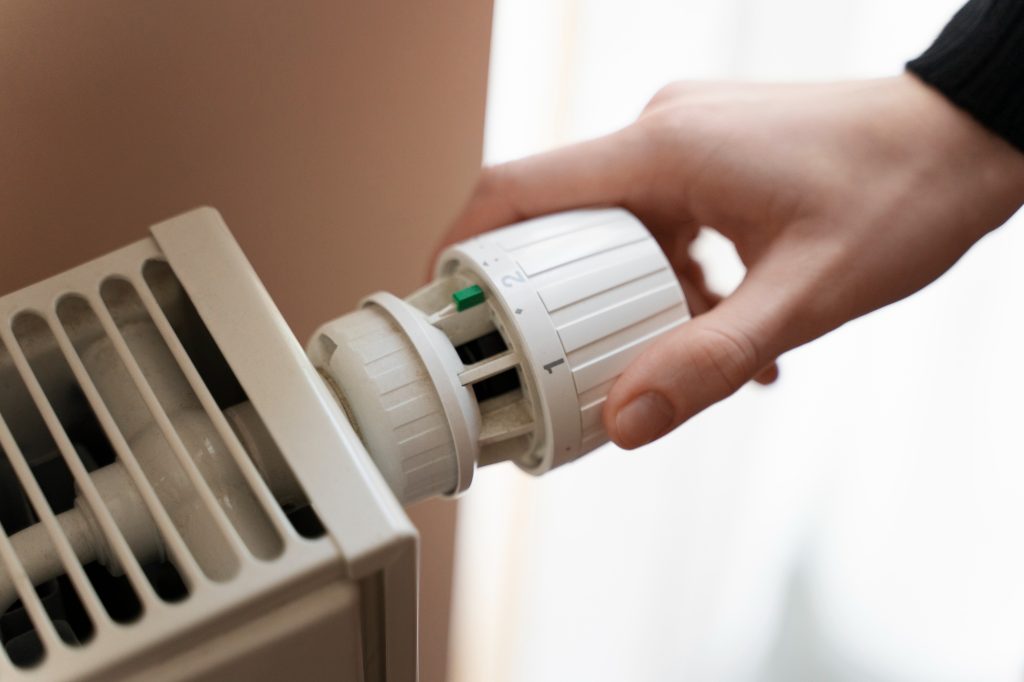 Situație critică a sistemului de termoficare din București: doar patru blocuri fără căldură, restul afectat parțial Bucureștiul trece printr-o nouă criză a sistemului de termoficare, cu un impact major asupra locatarilor