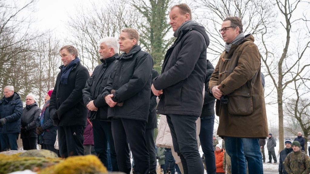 Oeversee: Omagiu pentru victimele războiului din 1864 La Oeversee, ministrul-președinte Daniel Günther a participat, recent, la o ceremonie de comemorare a victimelor războiului germano-danez din 1864, un moment simbolic pentru istoria relațiilor dintre cele două națiuni