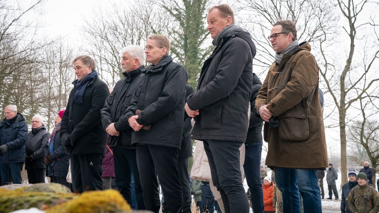 Oeversee: Omagiu pentru victimele războiului din 1864 La Oeversee, ministrul-președinte Daniel Günther a participat, recent, la o ceremonie de comemorare a victimelor războiului germano-danez din 1864, un moment simbolic pentru istoria relațiilor dintre cele două națiuni