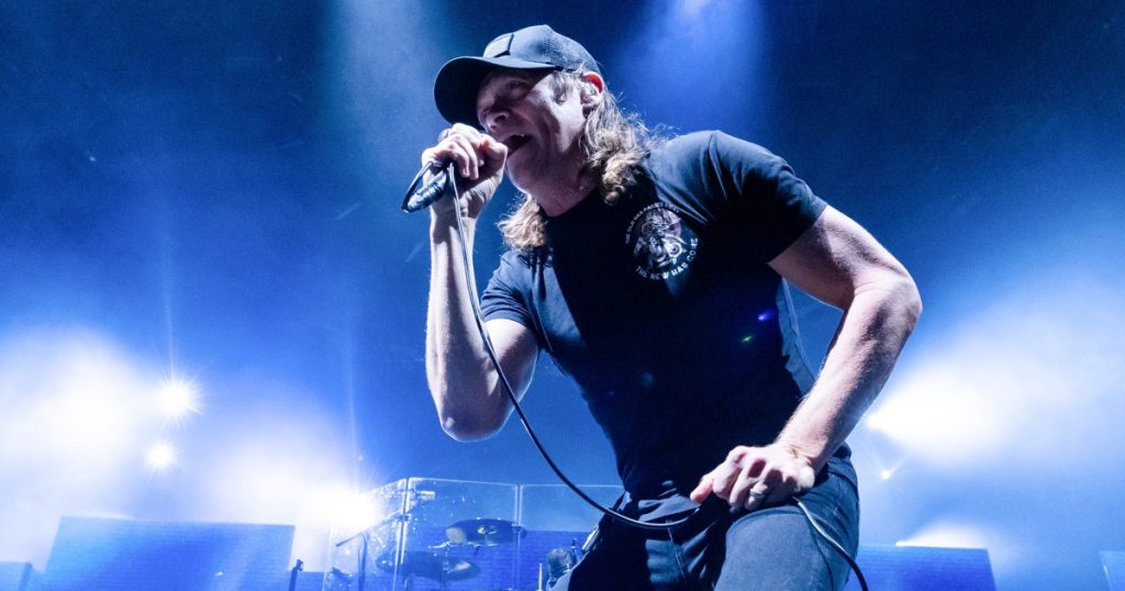 Doliu în lumea rock-ului: Brad Arnold, solistul formației 3 Doors Down, a decedat la vârsta de 47 de ani Brad Arnold, fondatorul și solistul trupei rock 3 Doors Down, a încetat din viață sâmbătă, la vârsta de 47 de ani, după o luptă curajoasă cu cancerul