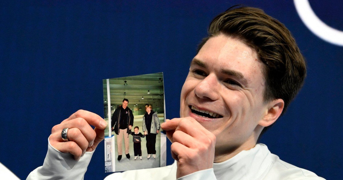 Maxim Naumov, un moment emoționant la Olimpiada de Iarnă: „Look what we just did” Maxim Naumov, patinatorul american în vârstă de 24 de ani, a marcat un moment emoționant la Olimpiada de Iarnă de la Milano, când s-a aplecat în genunchi după ce a finalizat programul scurt de la individual masculin