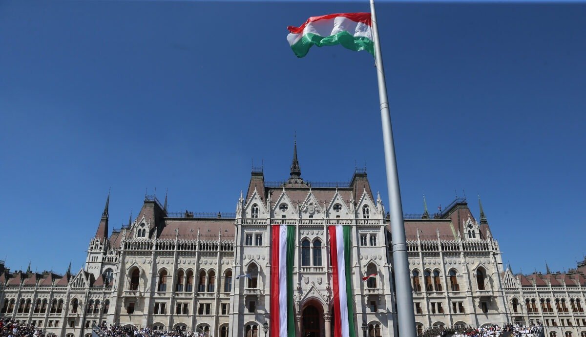 Ungaria se pregătește pentru o schimbare controversată în legislația electorală, după ce Partidul opoziției Coaliția Democrată (DK) a anunțat intenția de a convoca o sesiune extraordinară a Parlamentului pentru eliminarea dreptului de vot pentru cetățenii maghiari cu dublă naționalitate, care trăiesc în afara granițelor țării