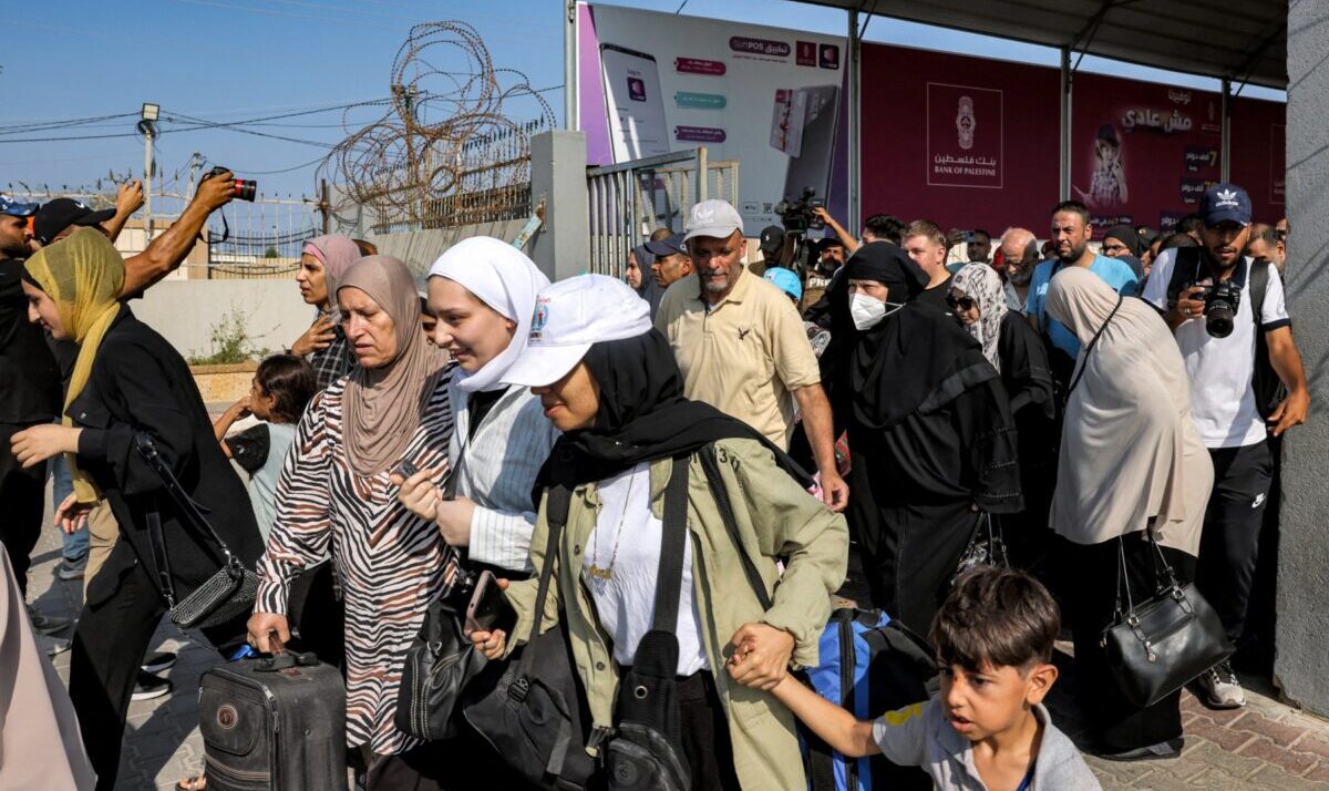 Pentru prima dată de la blocada impusă în mai 2024, punctul de trecere Rafah, principalul culoar între Fâșia Gaza și Egipt, a fost temporar redeschis pentru circulația persoanelor, permițând astfel revenirii temporare a palestinienilor în afara enclava blocată