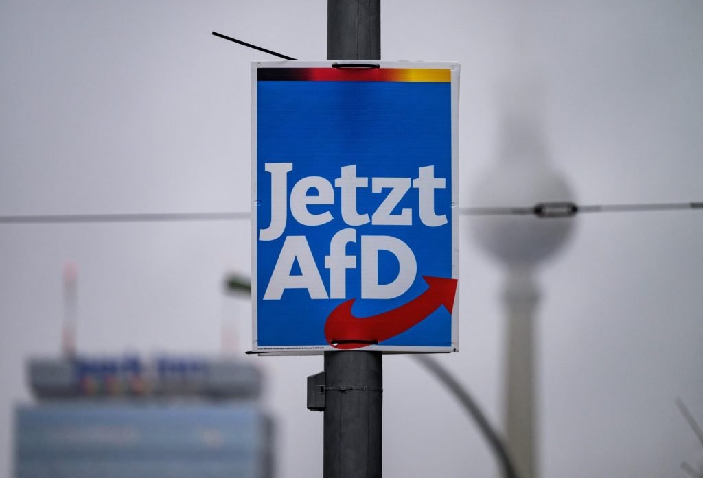 Filiala partidului extremist AfD din Saxonia Inferioară, declarată pericol pentru securitate de serviciile de informații Serviciile de informații ale landului Saxonia Inferioară au desemnat oficial filiala locală a partidului populist și controversat Alternativa pentru Germania (AfD) drept organizație “extremistă”