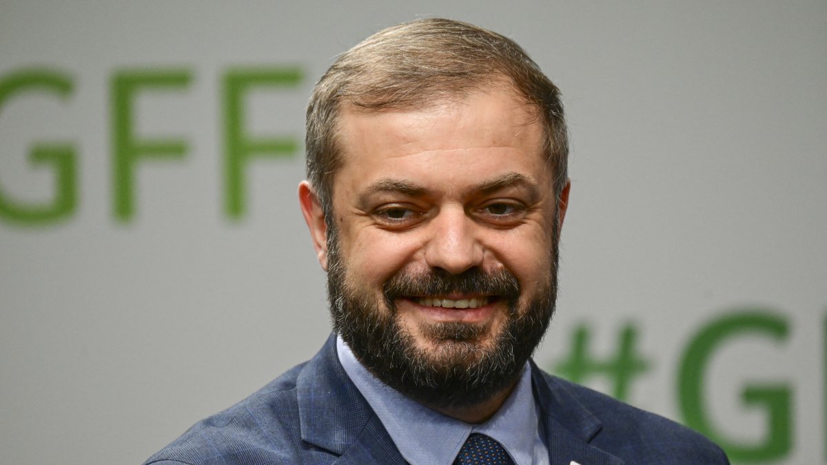 Armenia și Azerbaidjan: Un nou pas în cooperare economică Armenia și Azerbaidjan au ajuns la un acord pentru a permite transportul de gaze naturale lichefiate și bitum prin teritoriul azer