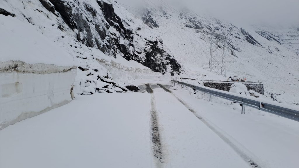 Realimentarea cu precipitații și vânturi puternice de până joi dimineața schimbă radical condițiile meteorologice din România, aducând cu sine o serie de provocări pentru locuitori și autorități