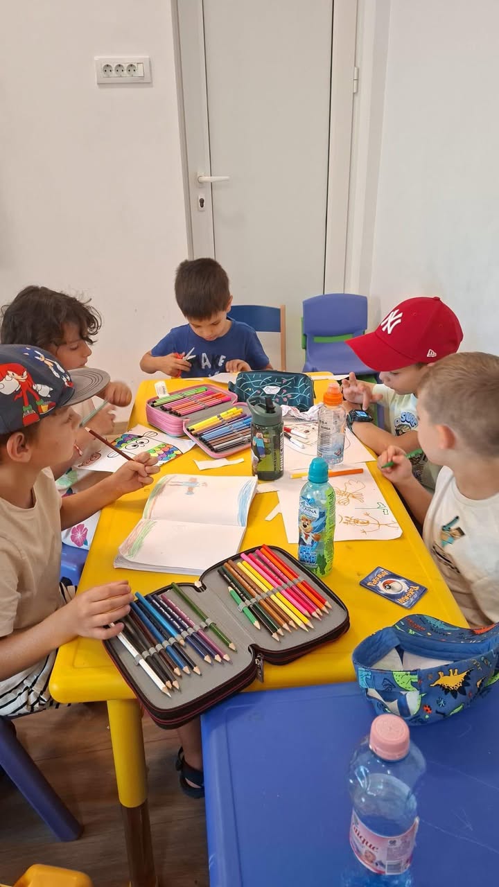 Primăria Sectorului 2 lansează un nou program dedicat sprijinirii familiilor afectate de boala cancerului, o inițiativă menită să adreseze nevoile evidente ale copiilor ce privesc cu neliniște în fața tratamentului părinților lor