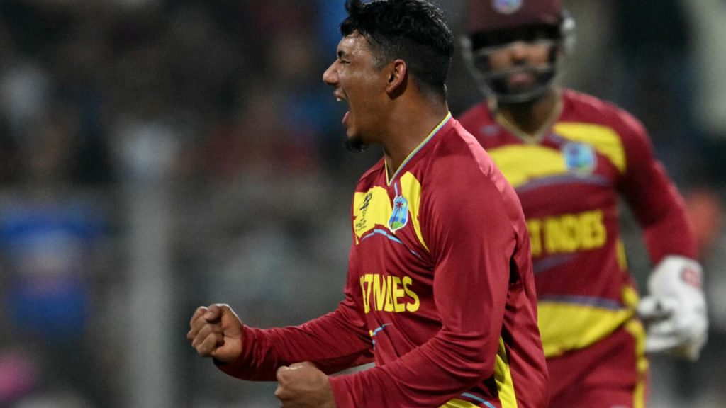 West Indies triumfă în fața Angliei, avansând spre Super Eights West Indies a obținut o victorie convingătoare în fața Angliei, înregistrând 196 de curse pentru 6 wicket-uri, în principal datorită unei prestații spectaculoase a lui Sherfane Rutherford, care a reușit să rămână nepătruns cu 76 de puncte