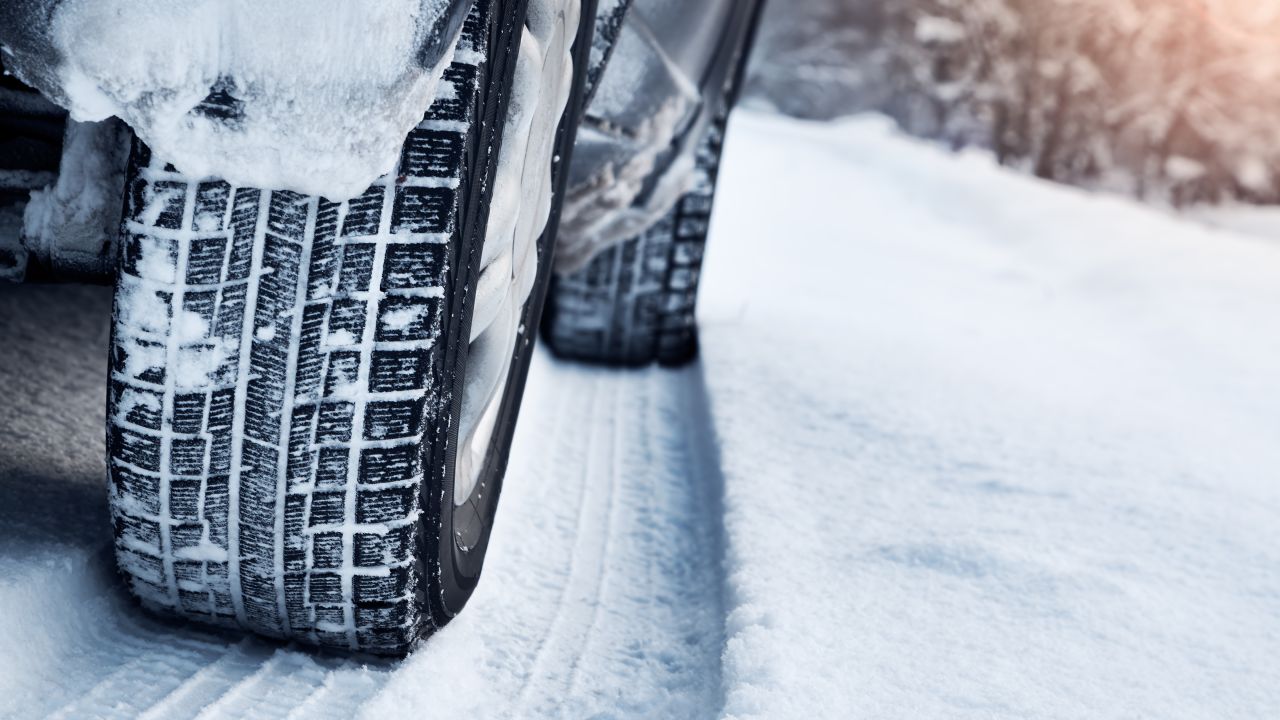 Cod portocaliu de ninsoare în București: atenție maximă pentru șoferi și pietoni Traficul din Capitală devine tot mai dificil, odată cu intensificarea ninsorilor și instalația de polei, iar autoritățile au emis avertizări stricte pentru șoferi și pietoni
