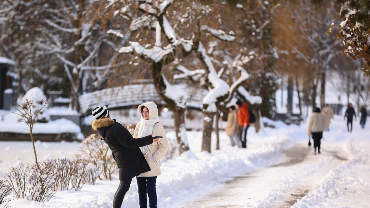 Schimbare bruscă de vreme în România: Ninsori și frig după 15 grade!