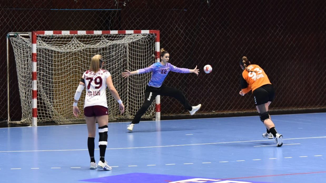 Spectacol pe teren: Minaur Baia Mare – CS Rapid București, meci de neuitat Într-o atmosferă electrizantă, Minaur Baia Mare și CS Rapid București au oferit o adevărată sărbătoare a handbalului într-un meci palpitant, transmis în exclusivitate pe VOYO