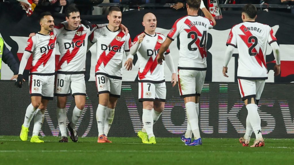 Rayo Vallecano: Jucătorii denunță precaritatea condițiilor de muncă Jucătorii și stafful tehnic al clubului Rayo Vallecano au făcut apel public la condițiile precare din cadrul echipei, denunțând lipsa serviciilor medicale și a altor resurse esențiale pentru desfășurarea activității la nivel profesionist