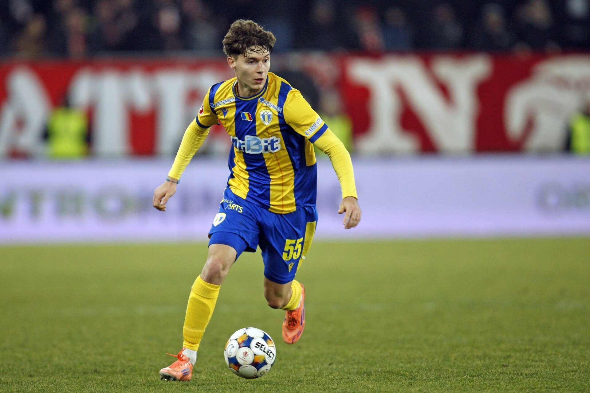 Petrolul Ploiești întâlnește FC Argeș în confruntarea directă de vineri seară Petrolul Ploiești va înfrunta FC Argeș, vineri, 13 februarie, de la ora 20.00, într-un meci crucial pentru ambele echipe în SuperLiga României