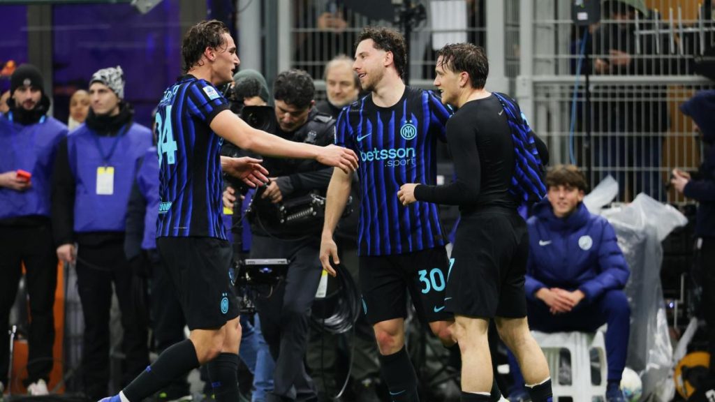 Derby d’Italia încheiat dramatic: Inter învinge Juve cu 3-2 Într-un meci palpitant, Derby d’Italia a adus o victorie nesperată pentru Inter, care a învins Juventus cu 3-2, grație unui gol marcat de Piotr Zielinski în ultimele momente ale întâlnirii