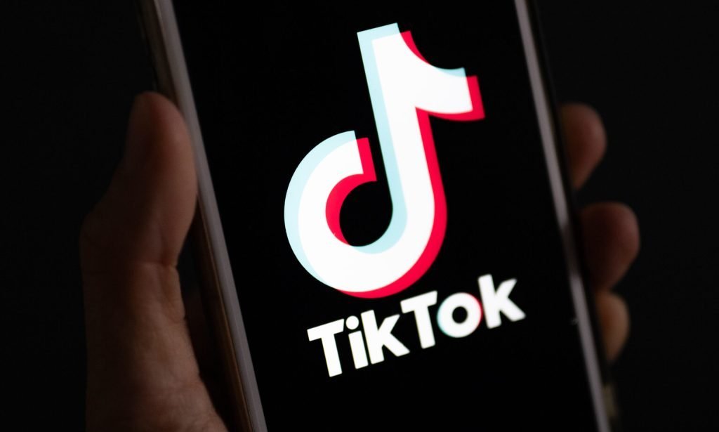 Guvernul albanez a decis să ridice interdicția impusă rețelei sociale TikTok, deschizând astfel drumul pentru redeschiderea accesului la una dintre cele mai populare platforme digitale la nivel mondial